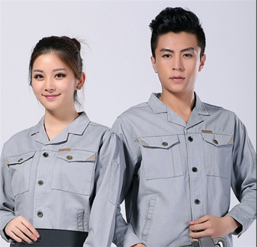實(shí)際案例分析現(xiàn)成工作服與定制工作服的優(yōu)劣。