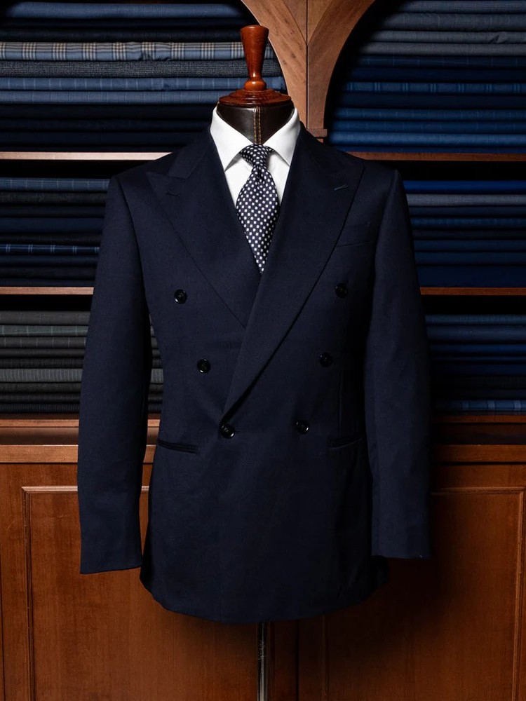 哈爾濱西服定制工廠 深藍經(jīng)典雙排扣西服定制，盡顯優(yōu)雅風范